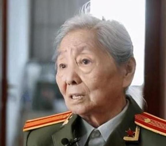 1979年，我国女翻译刘禄曾在美国访问期间，突然发现一名美国男子一直盯着她看，几