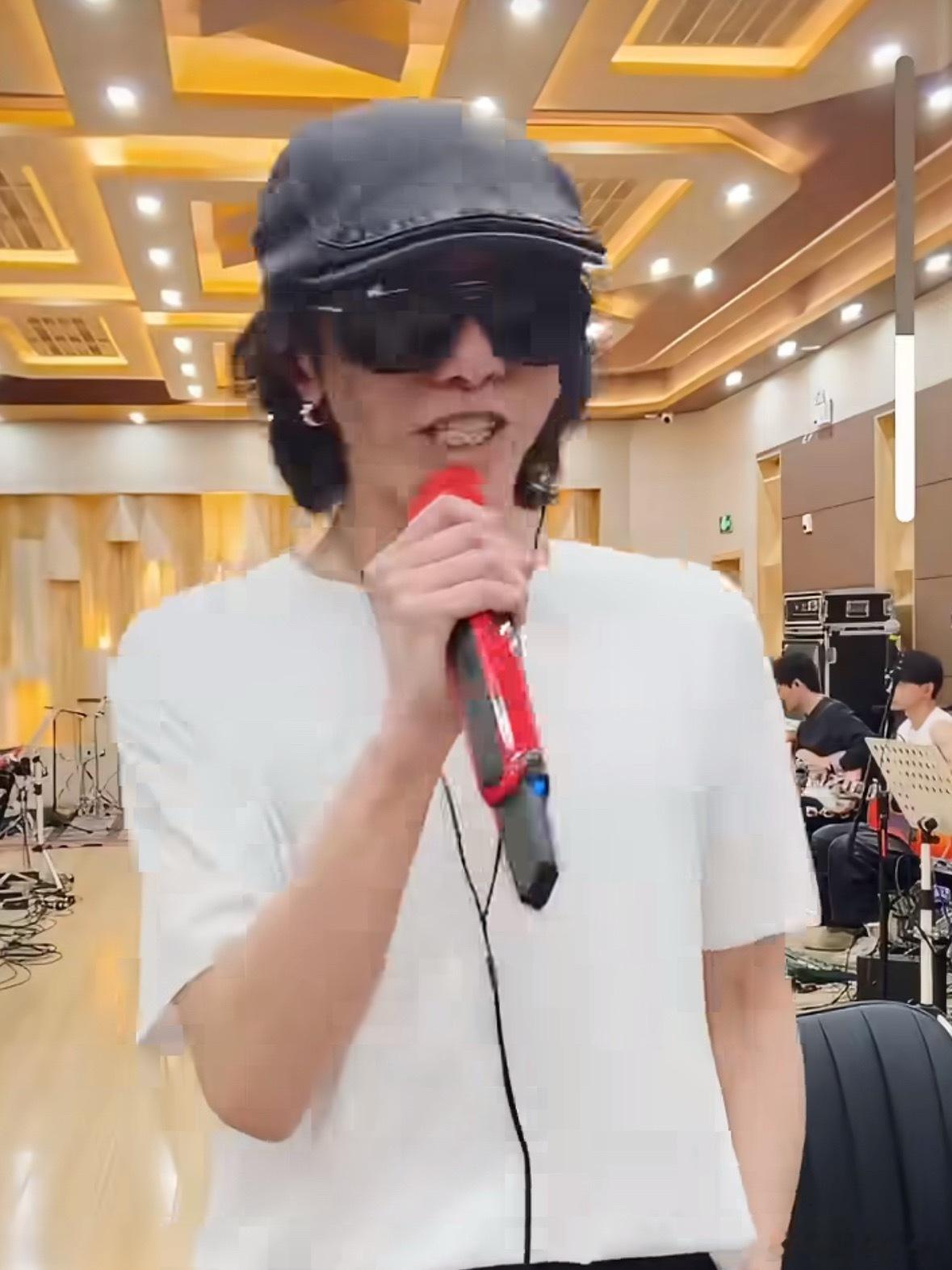 华晨宇 抚仙湖华晨宇抚仙湖演唱会这事真的挺唏嘘的，团队光买地就砸了好几个亿，舞台