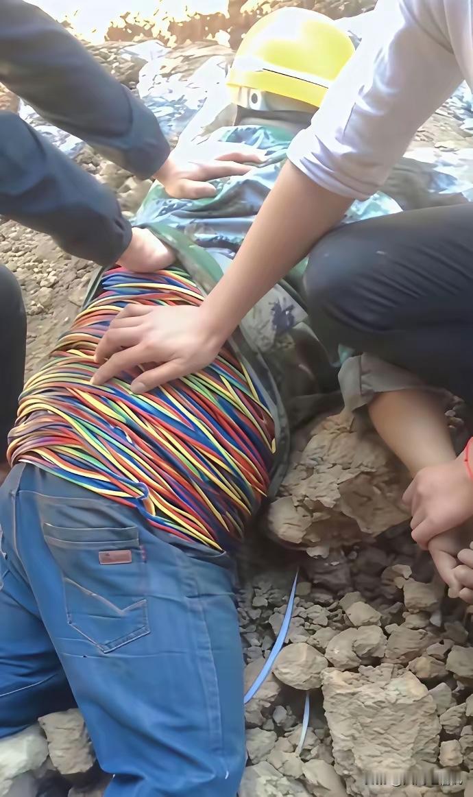 看看这位…
为了卖点破烂钱
给工地带来了多么大的损失和麻烦…
这下巴比丘了吧
朋