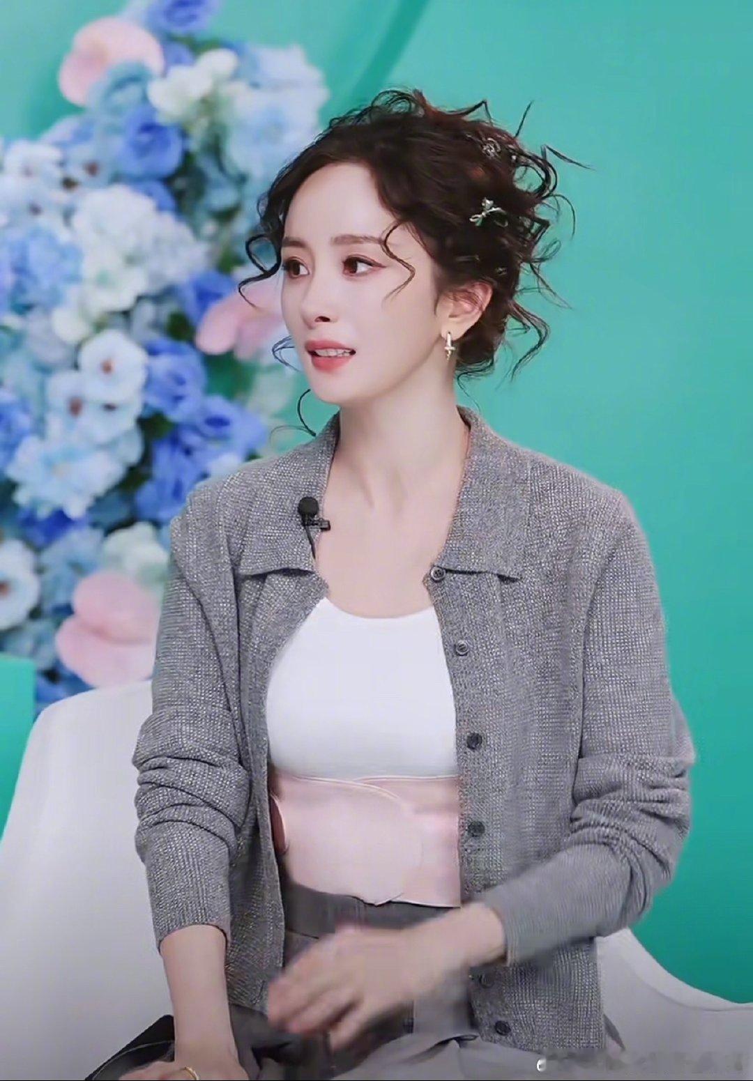 杨幂今晚直播造型，羊毛小卷 ​​​