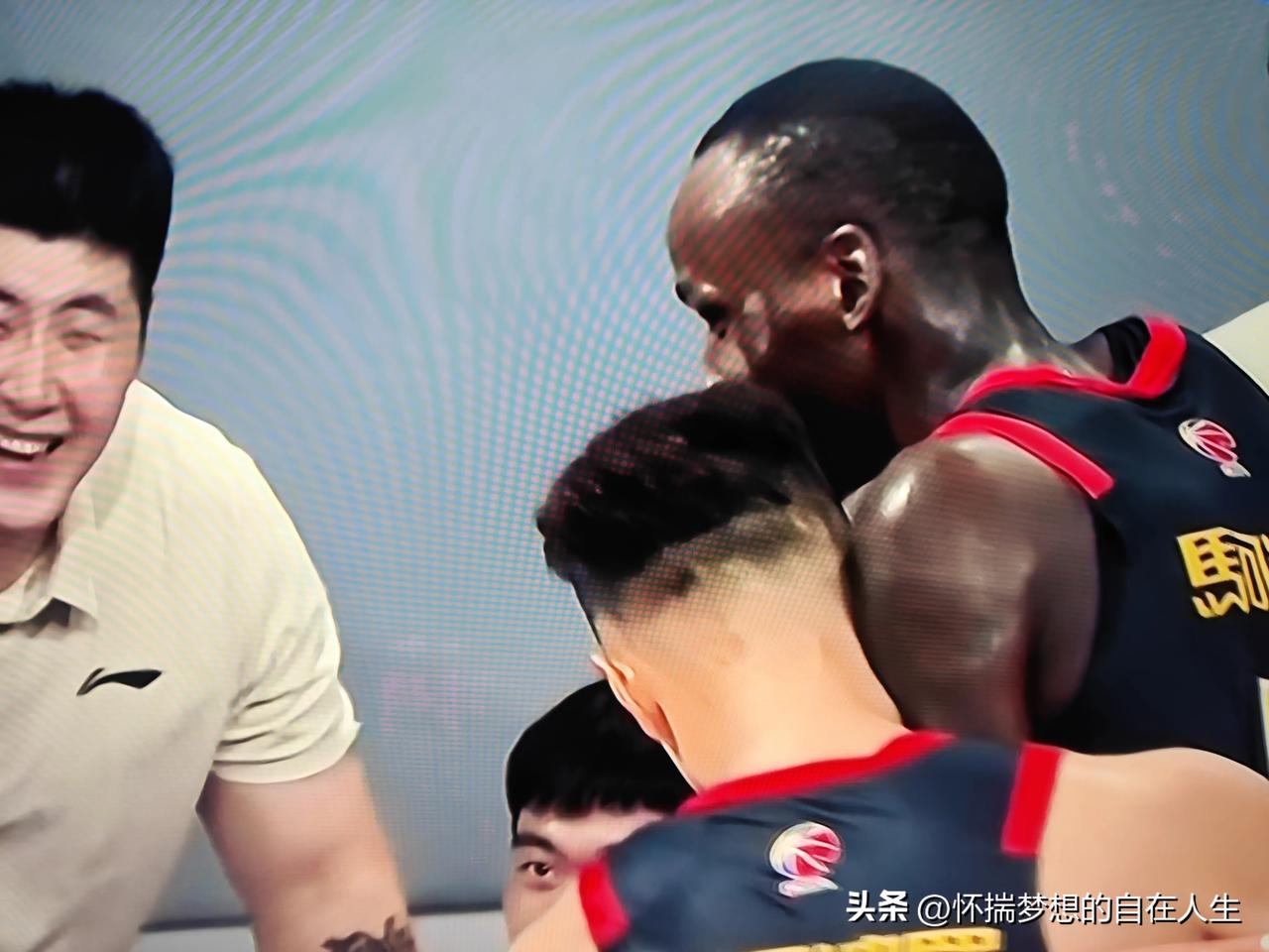 CBA常规赛第五轮，深圳男篮主场以95比83战胜了山西男篮。
    深圳男篮此