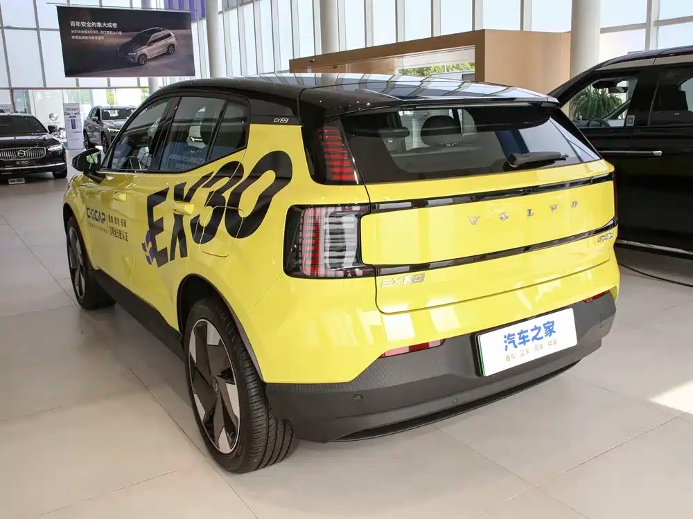 沃尔沃EX30长续航版本2026年8月引入上市，小型纯电SUV。车身尺寸4233