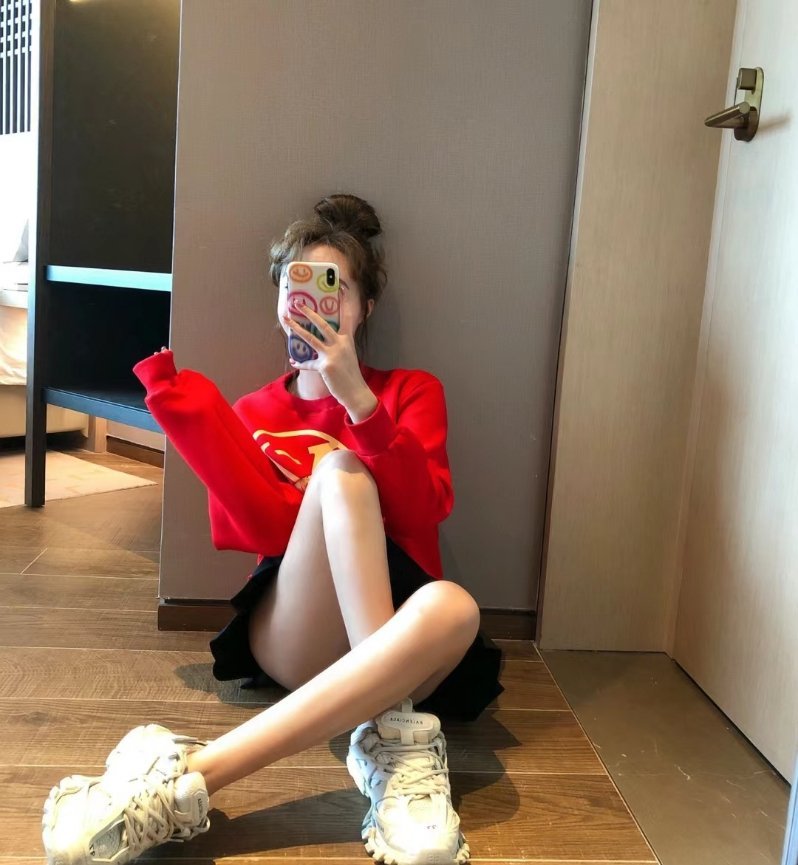 婚纱很漂亮 可是婚姻太沉重了便再也没有羡慕过婚车里的新娘 . ​​​