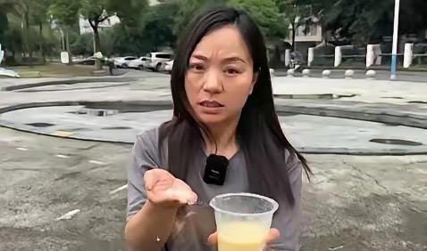 简直丧尽天良！6月16日曝光，四川一女子带娃吃火锅，点的“鲜榨玉米汁”孩子猛喝好