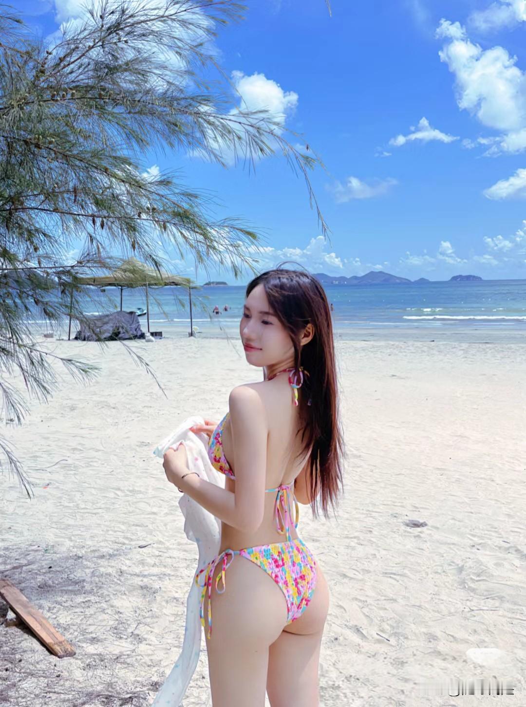 分享几张女生在海边拍的生活照，她们年轻活力四射，姿态万千，你看后怎么样！