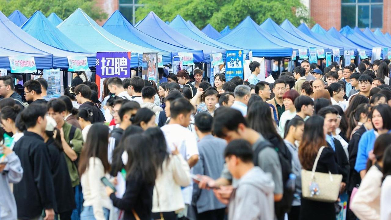 当下灵活就业宽口径统计已达3.2亿人左右，而全国就业总人口是约7.2亿~7.4亿