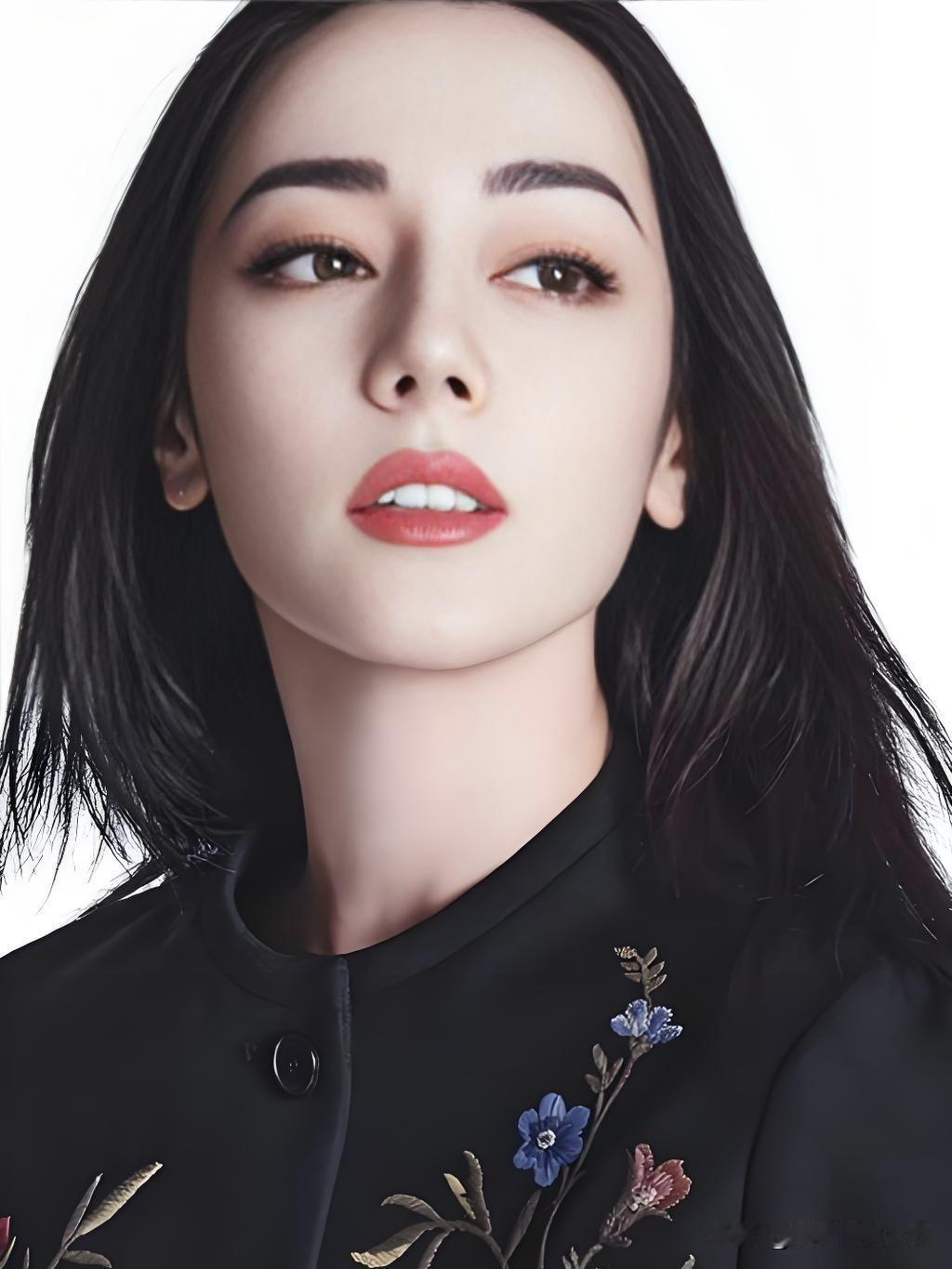 迪丽热巴：明艳如西域骄阳，一笑倾城，步步生花，是镜头里永不褪色的绝色。生活最重要