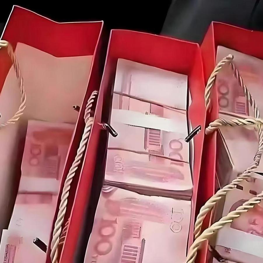 家里翻出20万现金，去存钱却出大事
 
河北保定一位女子，打扫家里衣柜，意外发现