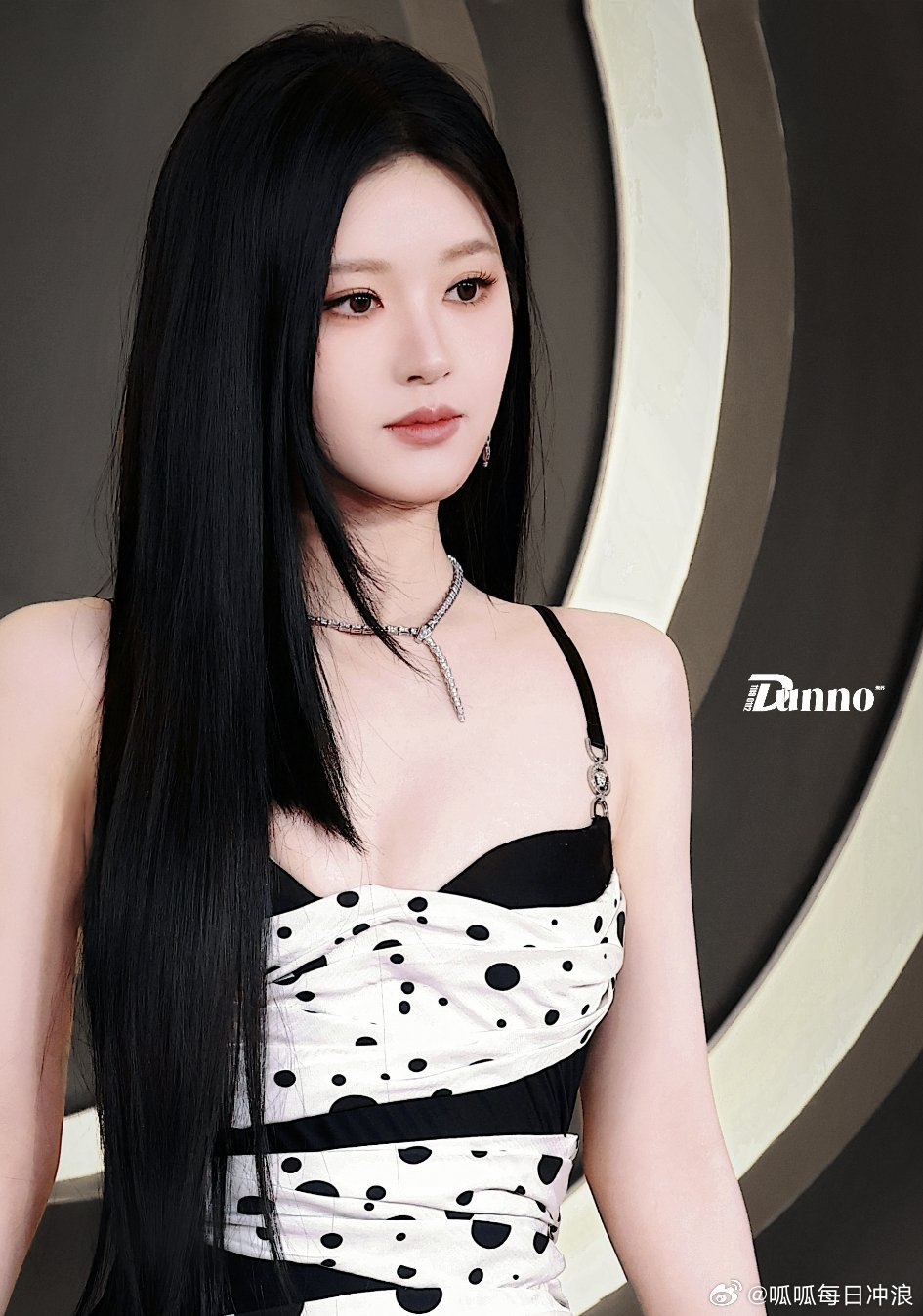 朱苏站姐愚人节发了虞书欣和赵露思，还发在了cp超话