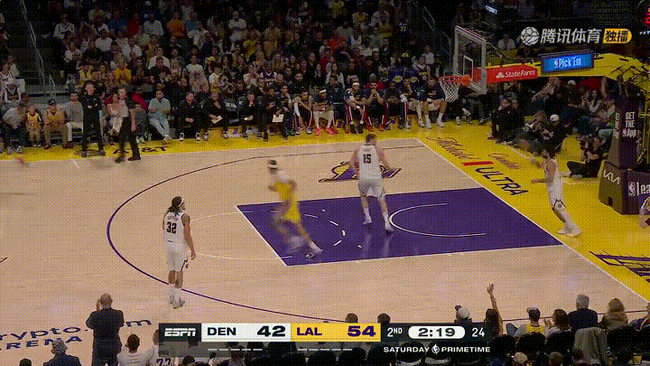 湖人巨星詹姆斯的快攻真是快如闪电！在今天进行的湖人和掘金的比赛中，当时比赛进行到