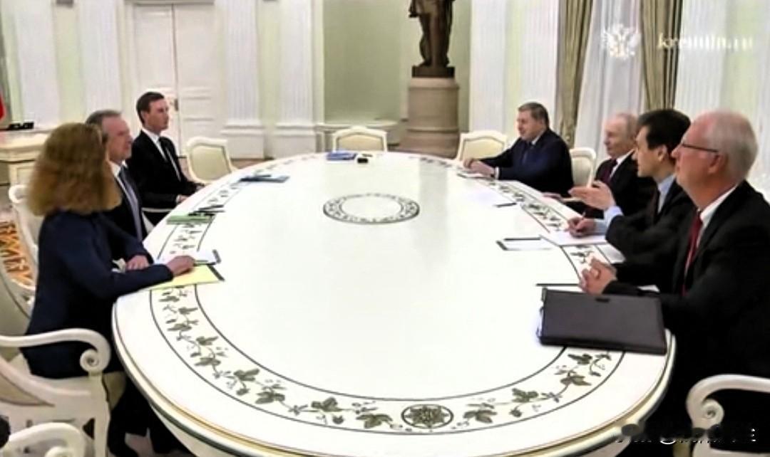 当地时间12月2日晚，俄罗斯总统普京在克里姆林宫会见美国总统特使威特科夫和特朗普