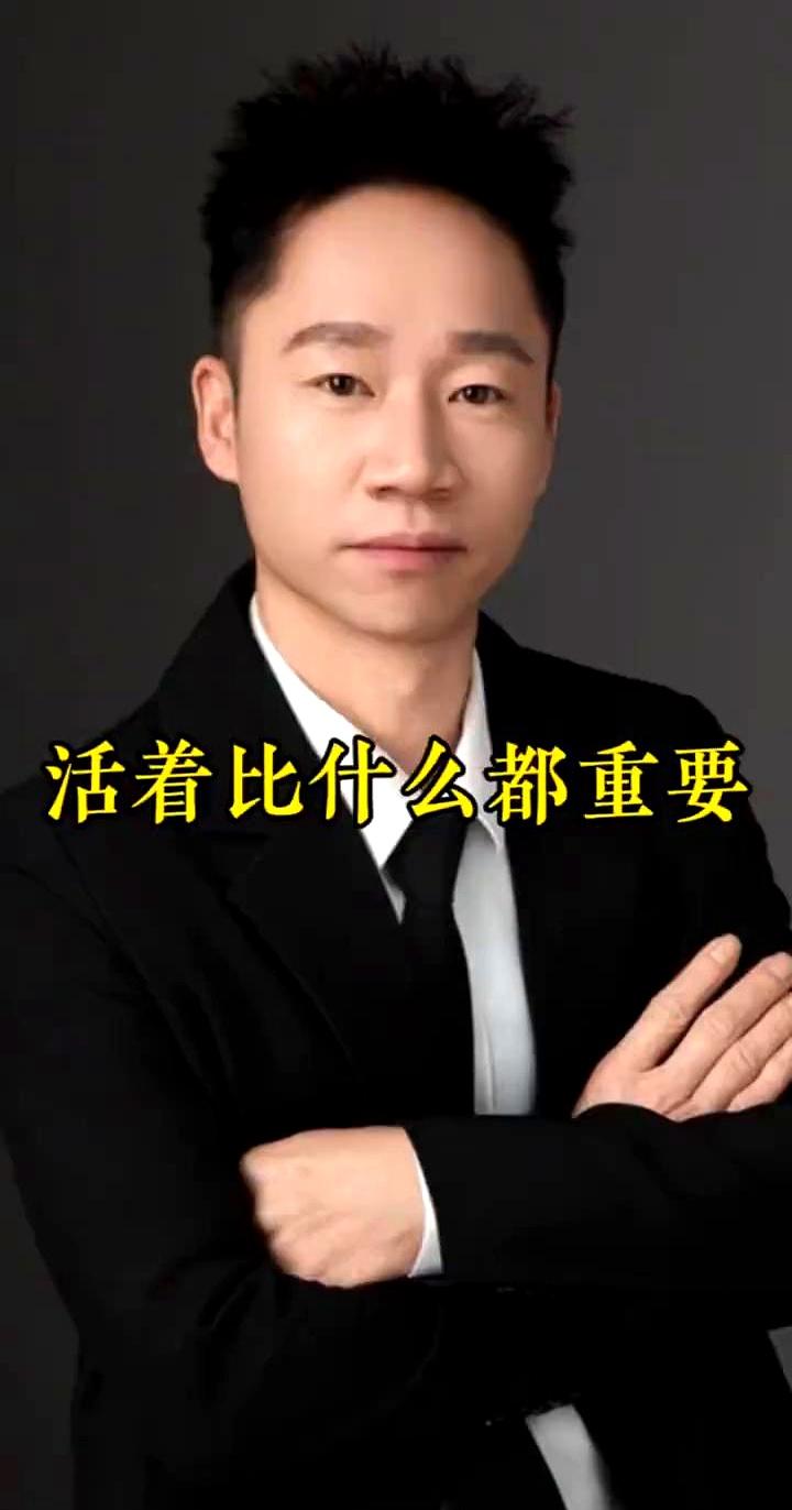 看见她抬起手的那一刻，屏幕一下安静了。
离开前一个小时，杨玉敏姐咬着牙，把最后的