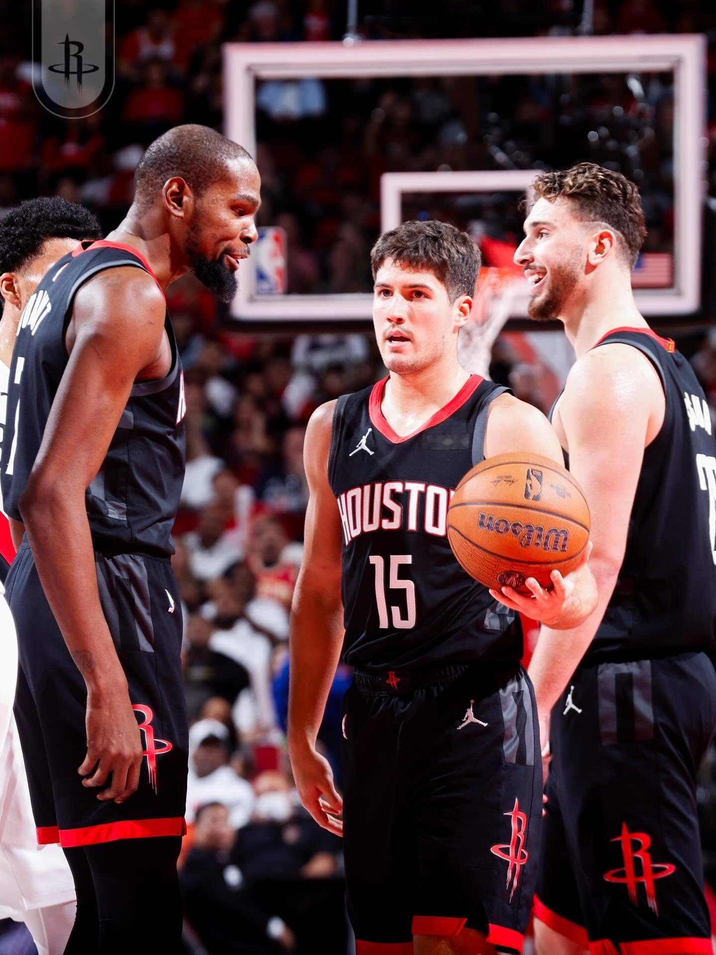 【杜兰特接受采访谈到自己间接助攻队友】“当对手大量使用包夹和双人夹击时，我大多数