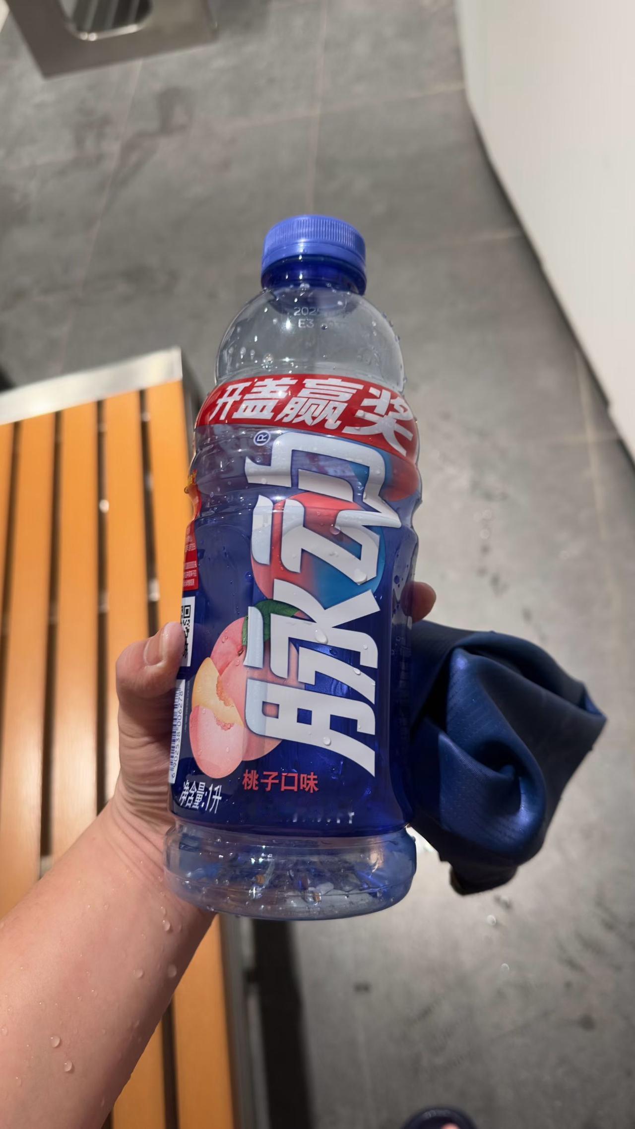 冰爽桃味饮料，清凉一夏！🍉💦