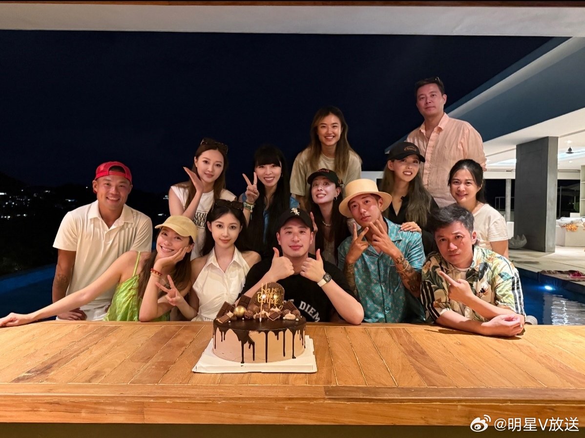 宣云晒潘玮柏生日合照 8月6日深夜，潘玮柏妻子宣云晒出为潘玮柏庆生的合照，5岁女