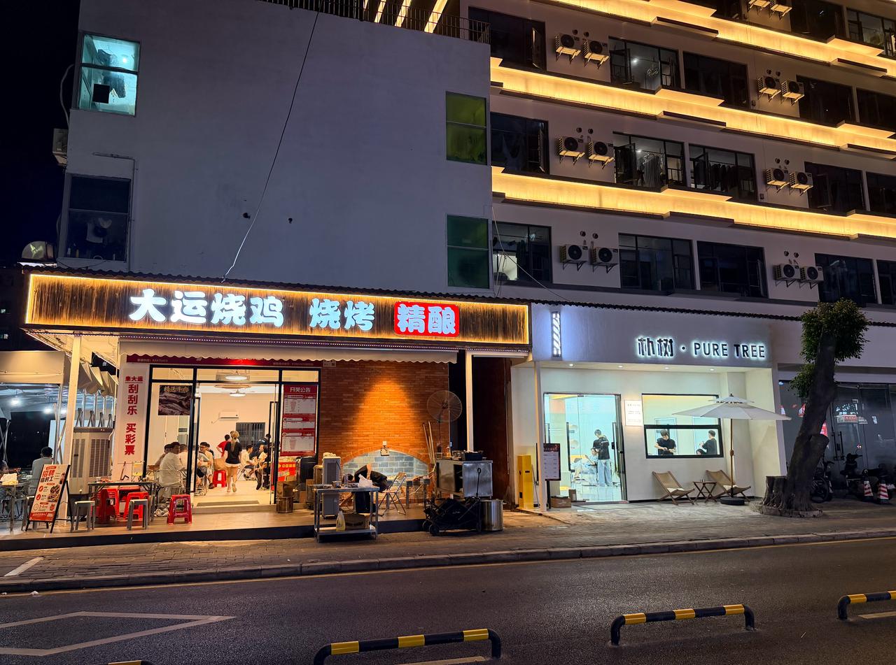 目前观察下来，理发和吃鸡是完全两种客群，还没遇到过来理发然后顺便吃只烧鸡的客户。