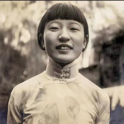 1945年，日本战败后，川岛芳子本打算带着妹妹金默玉一起出逃，没曾想，金默玉说：