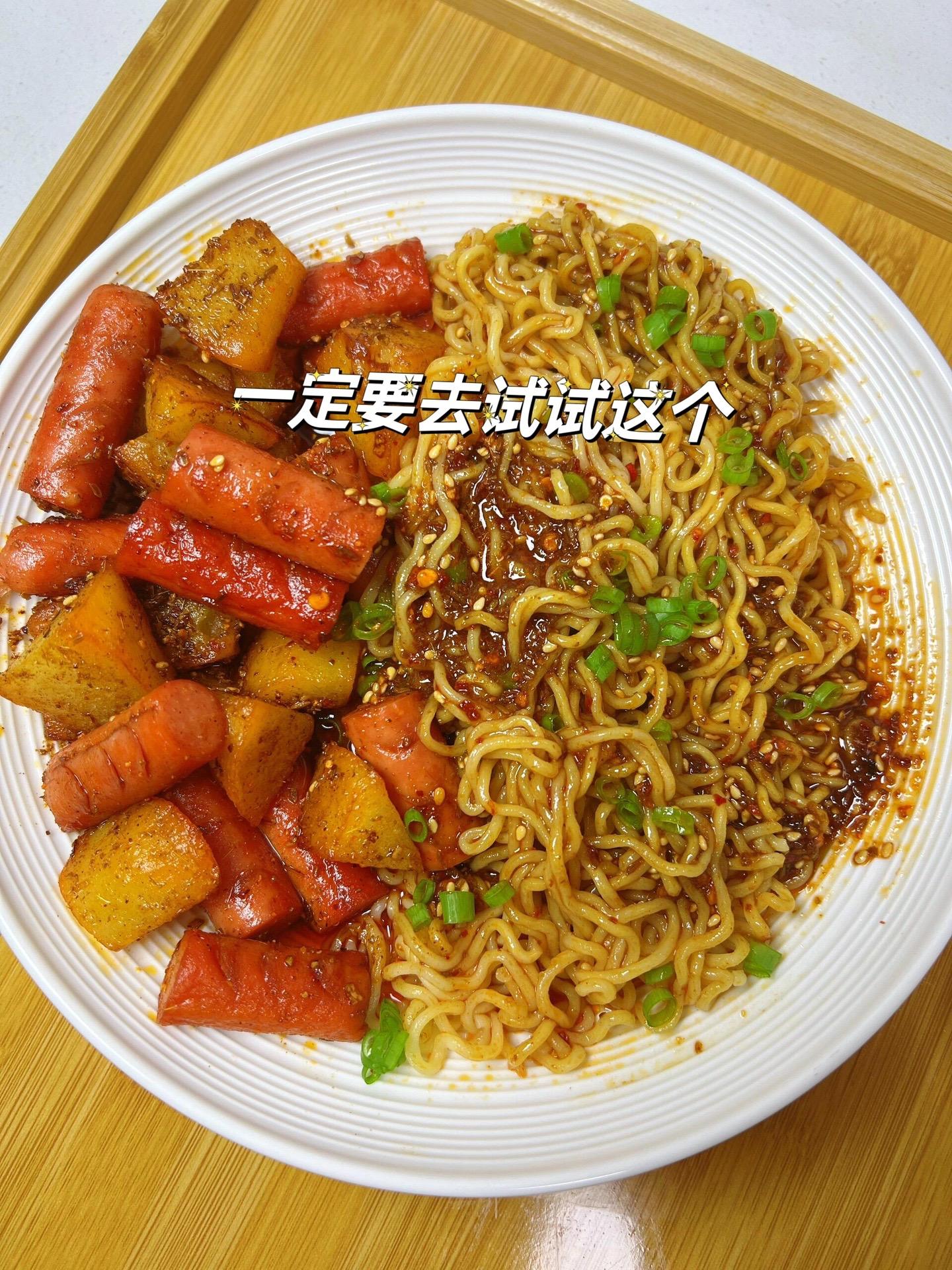 这个拌面真的绝了。孜然士豆火腿拌面，巨香，太过瘾了！
香香辣辣的，做法也很简单！
食材:泡面减盐火腿，土豆，方便面，葱花
料汁：番茄酱，芝麻，辣椒粉，孜然粉，淋热油，加2勺生抽，1勺蚝油，1勺香醋，半勺糖搅匀
做法：
1.土豆切块，火腿切段，油热先煎士豆，再煎火腿，煎至焦黄，放2勺辣椒面，1勺孜然粉炒匀
2.水开煮面过凉水，捞出，放火腿和士豆，淋上料汁，撒葱花即可！