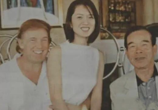 1995年，49岁的特朗普身处香港，怀中抱着一位神秘的中国女人，慵懒的坐在他的腿