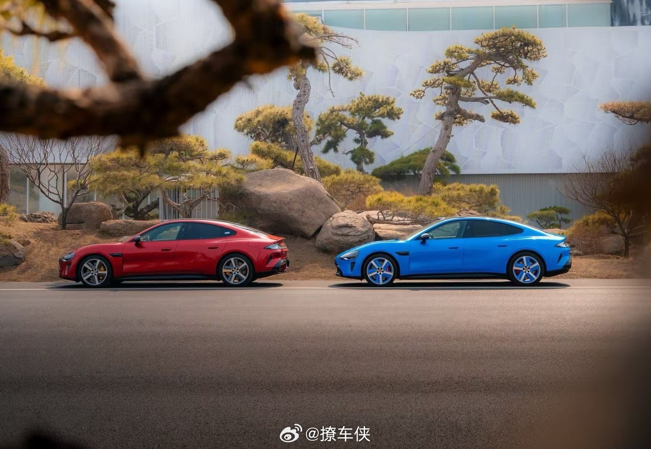 这一次在小米新一代SU7上看到了赤霞红与卡布里蓝新配色。驾驶这对CP，用摄影的视