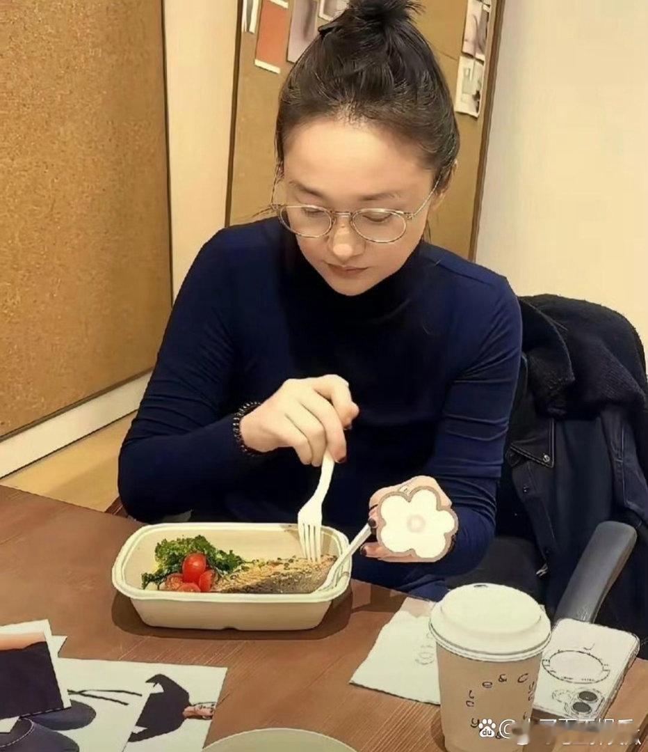 周迅也‎‏‎太自律了吧‍‌，一个人吃‏饭就吃得这‌‎⁠么清淡。 ​​​