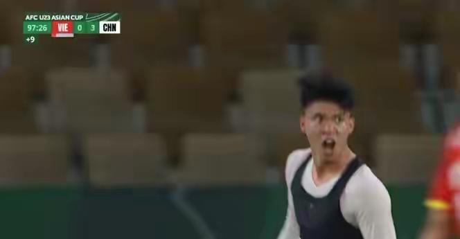 冷静之后，有球迷开始批评王钰栋对越南队补时进球杀死比赛后脱衣庆祝，申领不必要的黄