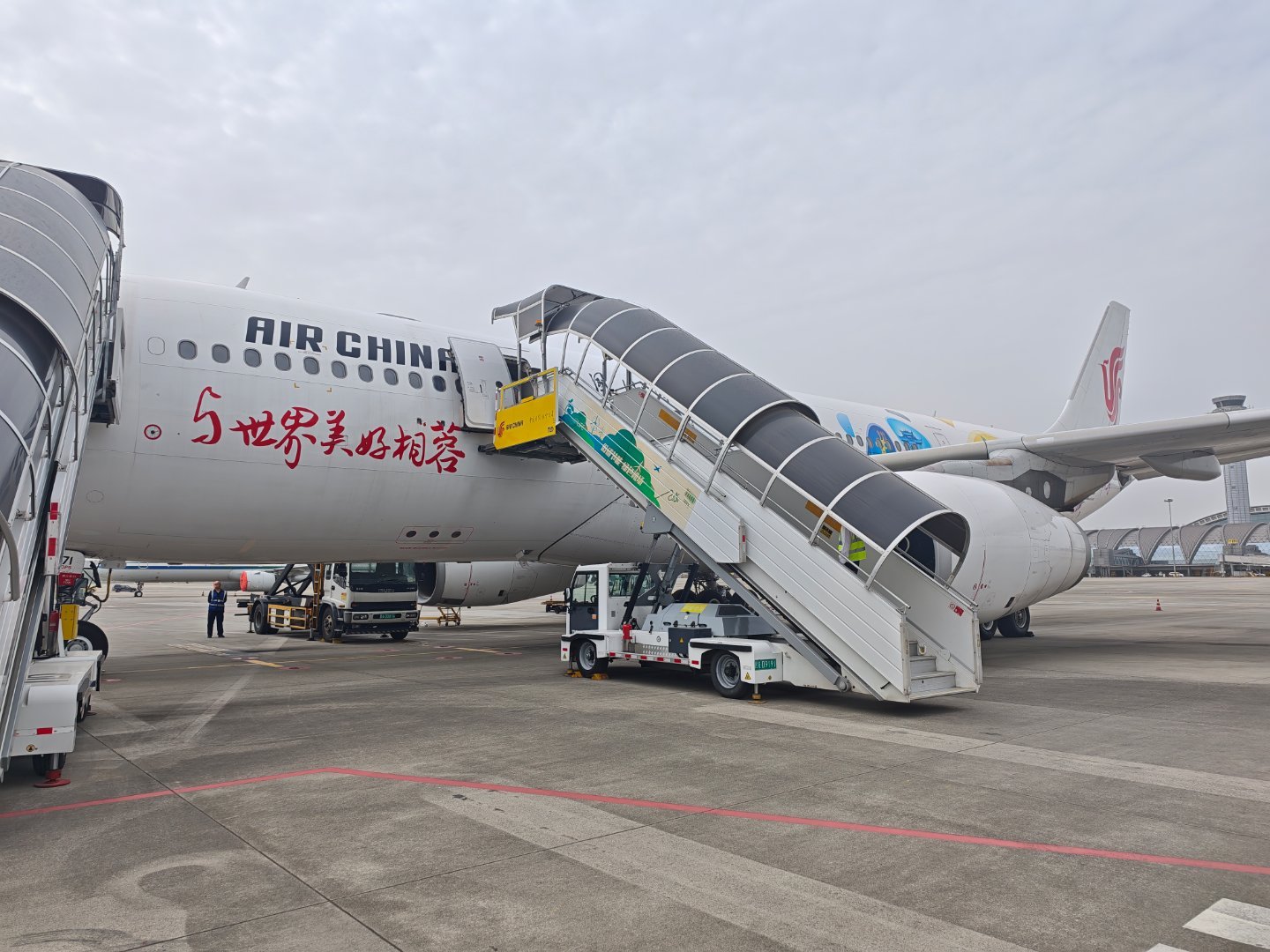 昨天在微博上跟那个人聊了两句，今天果不出所料的摆渡车。。。 