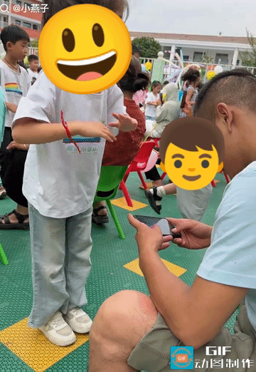 “看这爹像话吗？”安徽一幼儿园举行父亲节亲子互动，女儿在跳舞，而她爸爸坐在她面前