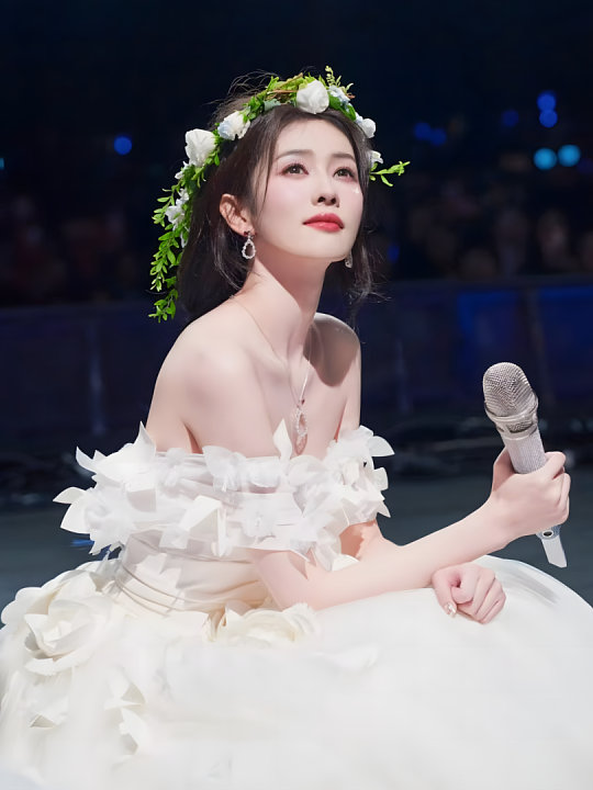 白鹿 林间花仙子白鹿的林间花仙子造型简直是从春日秘境里走出来的精灵，一袭缀满繁花