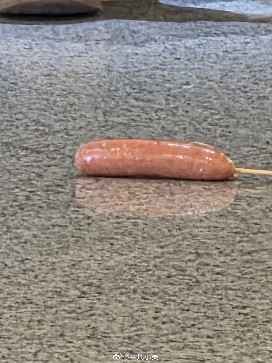 刚才一姑娘过去 掉了两根肠有点想吃 怎么办 在线等 很急 