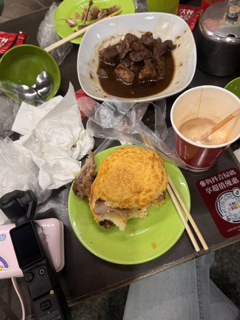干饭时间到！好扎实的猪扒包，又是吃完了才想起来拍照，拍着拍着什么东西从我身后跳过