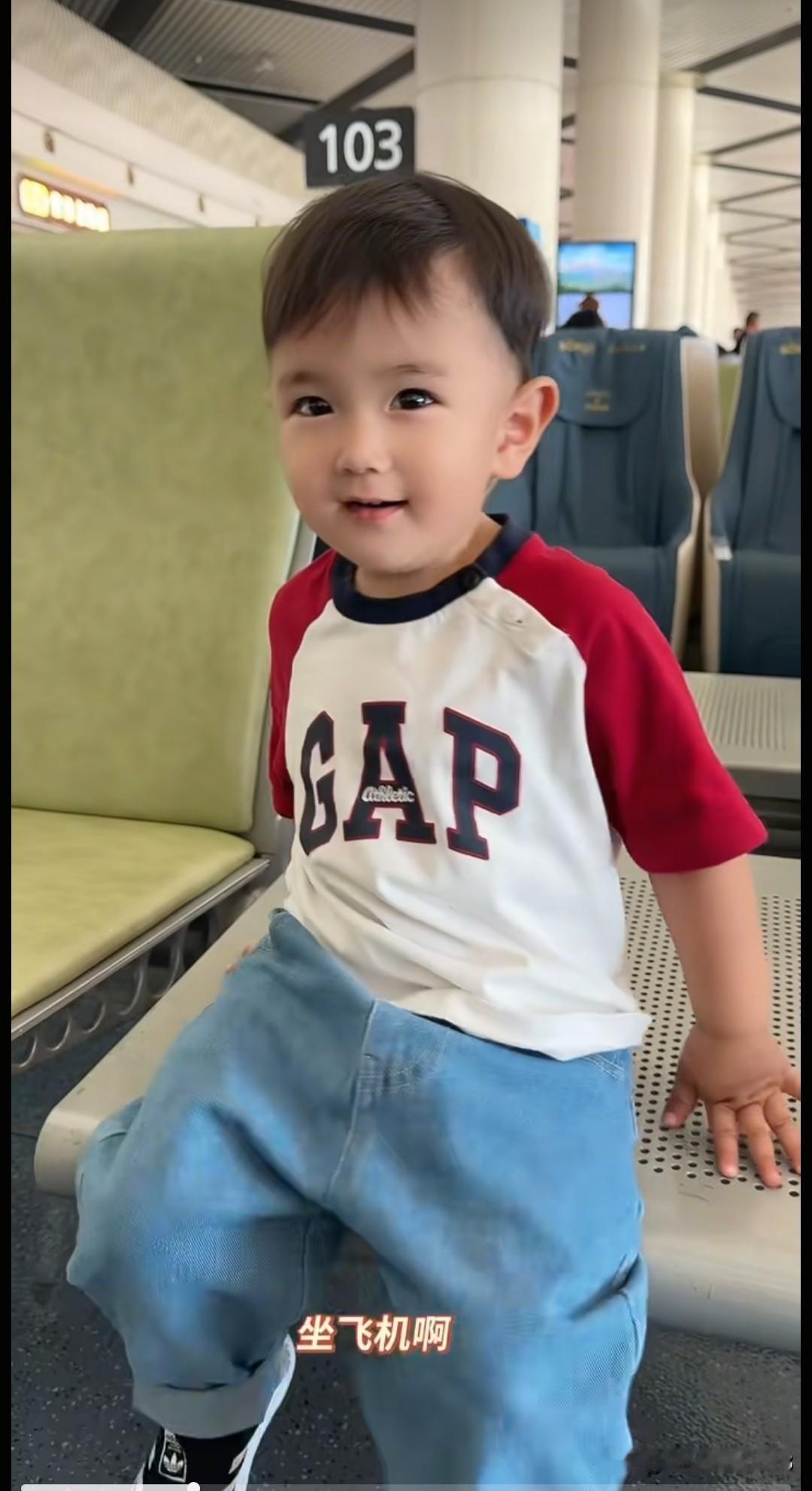 裴宇一家今天出发去青岛，陪大女儿参加模特选秀，娜娜好有气质，她长得和妈妈一样，稳