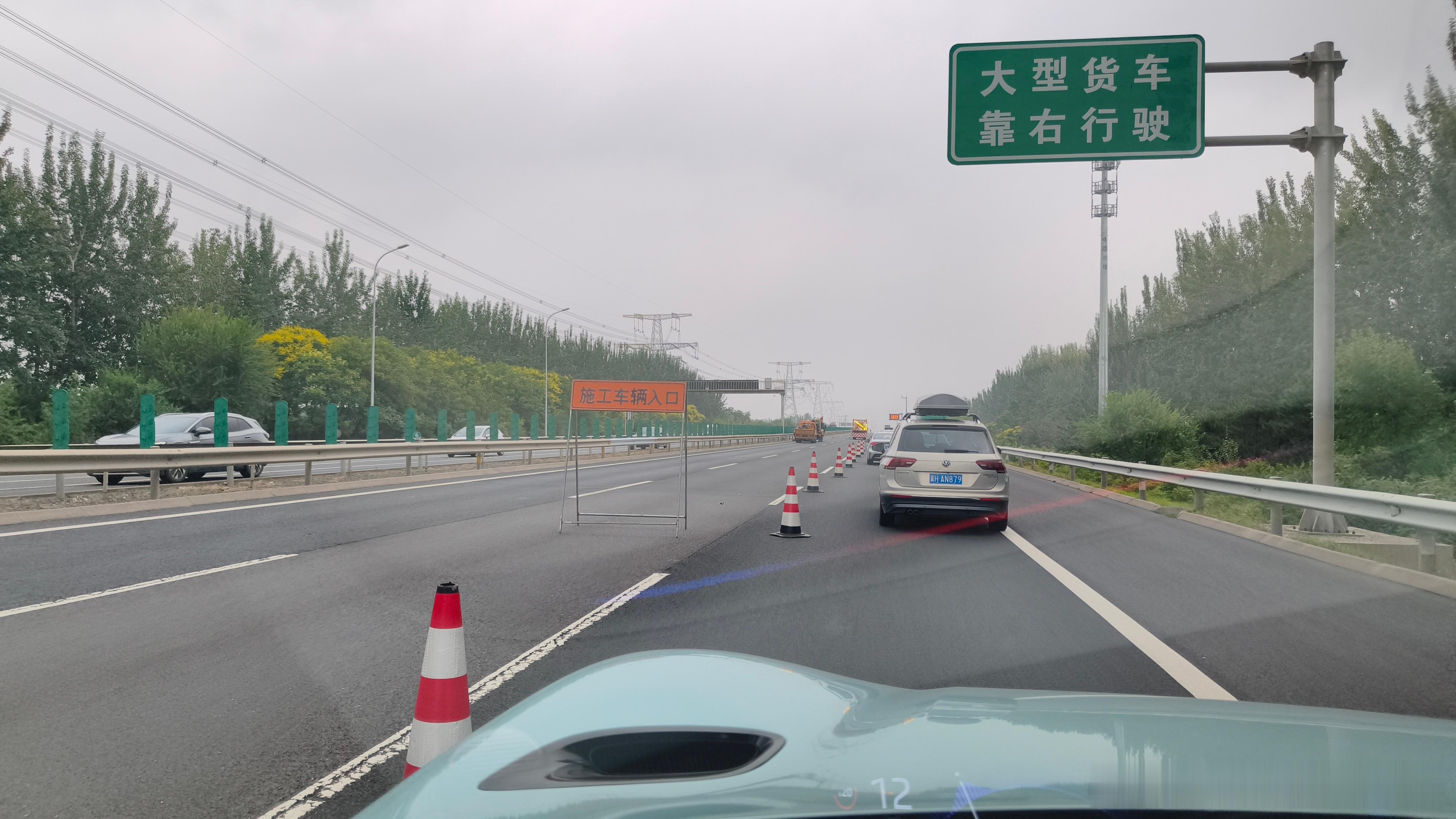 今天京承高速出京方向把路封闭了两条道划线……造成长达数公里的拥堵。估计理想汽车和