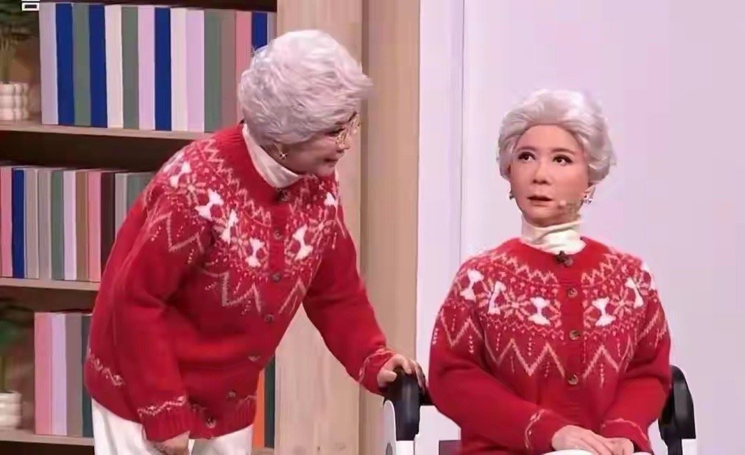 春晚造价 70 万的 “蔡明” 机器人已赠予本人。其面部含 32 个微型电机精准