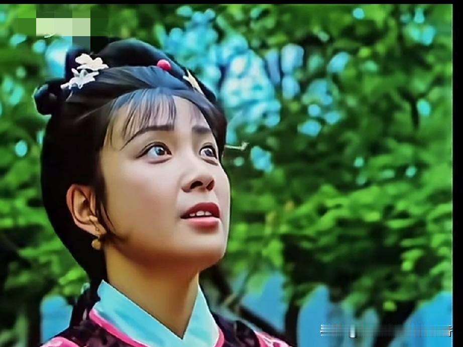 这是89版电影《红楼梦》里宝钗扑蝶的画面。饰演薛宝钗的是素有娱乐圈第一美女之称的