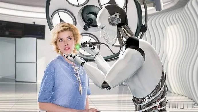 现在的医院还有什么用呢？医生也没什么用了，AI什么都能告诉你。

去年我三姨胃不