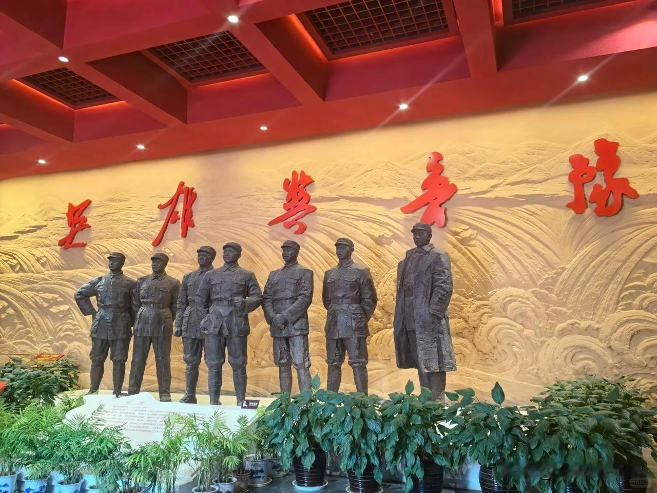 这座被誉为“中原红都”的古村落，没有刻意雕琢的商业化景致，只以原生态的古村风貌，
