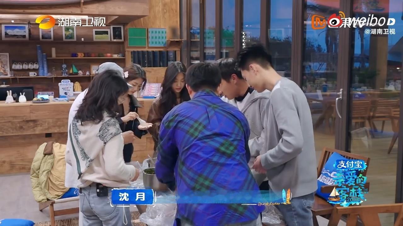 又是被沈月谭松韵笑不活的一天！少年的“逃离小姨”计划充满疼痛文学味儿，两位姐姐的