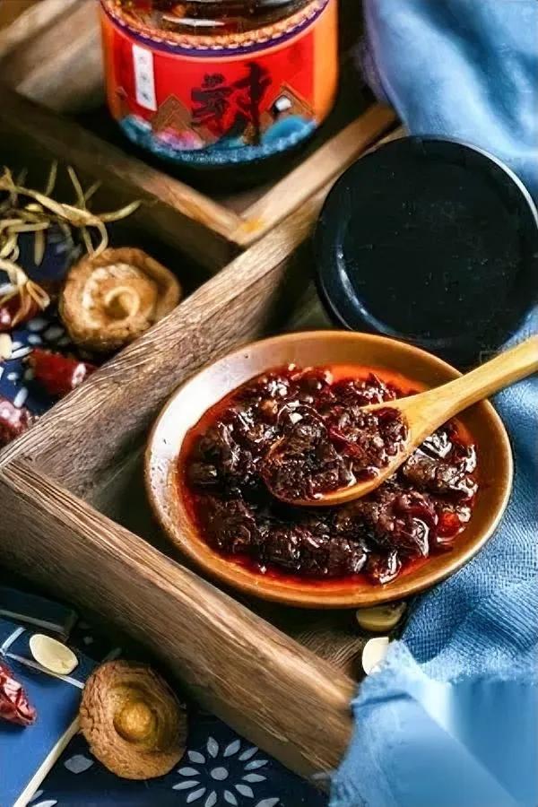 货架上那瓶红盖辣酱

凭啥稳坐C位20年？

您瞅见超市里走马灯似的新辣酱没？什