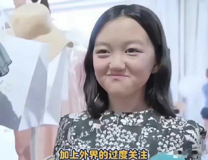 18岁的李嫣美了，果然是女大十八变，兔唇已经不见了，太美了，完美的继承了父母的优