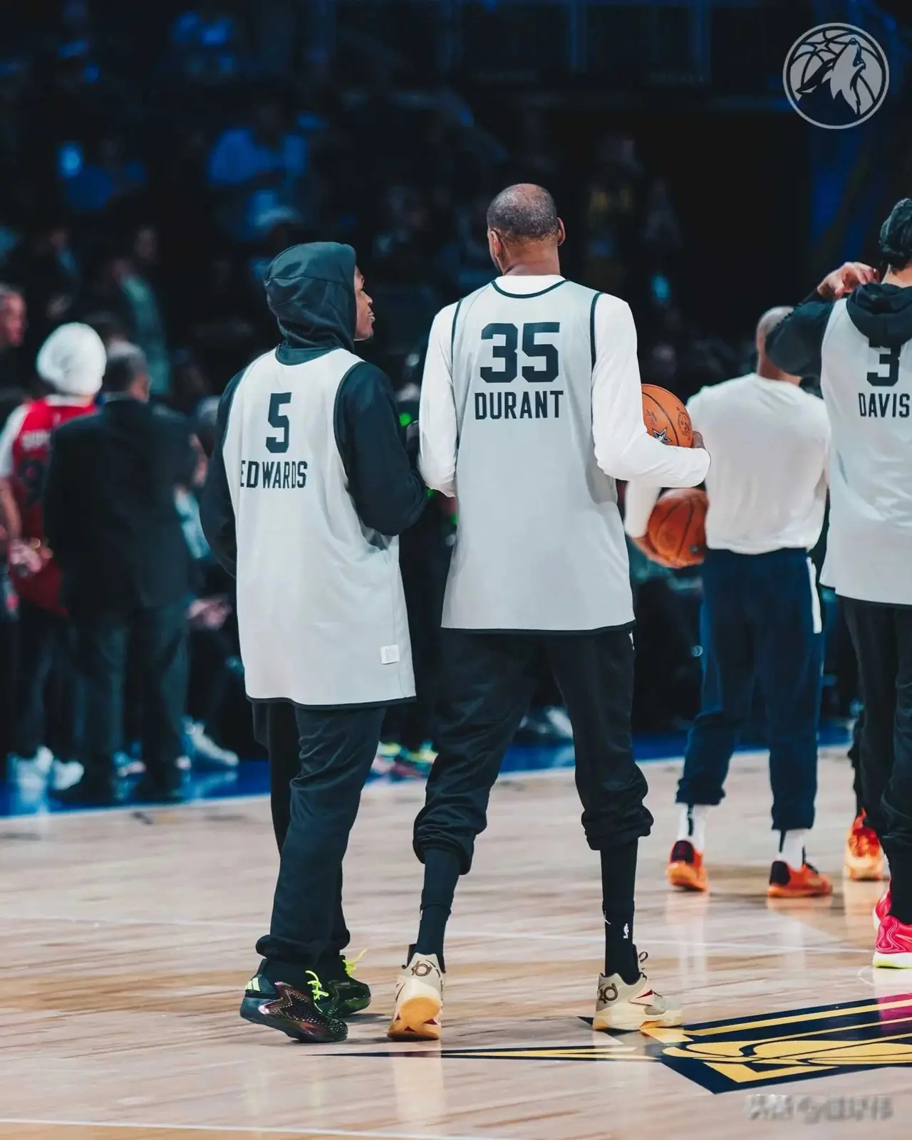 爱德华兹在谈论老大哥杜兰特时表示：“很多人都觉得我们长得很像，我也有同感。我希望