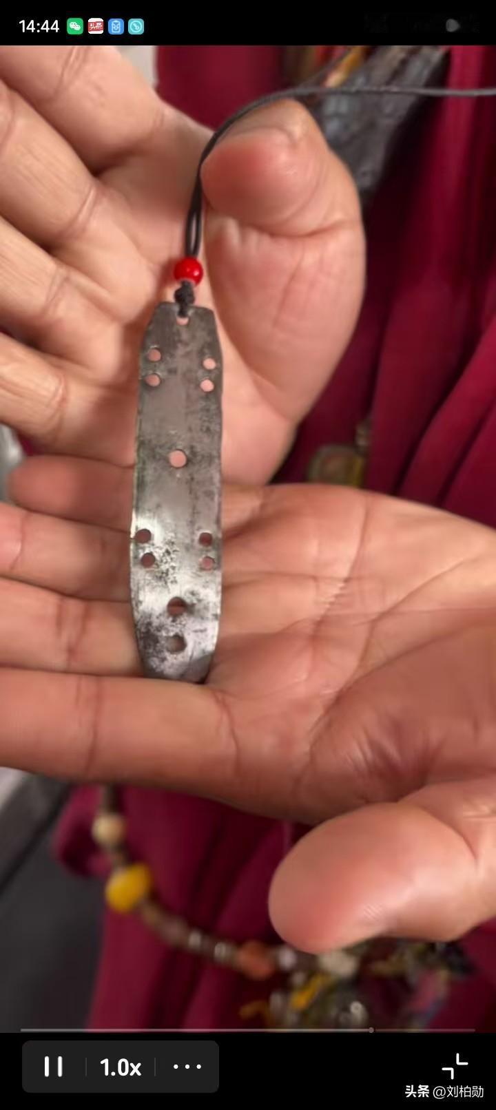 北京潘家园鼎鼎大名的两位大佬同框出镜，脖子上挂满一堆沉甸甸的藏传老文玩，最吸睛的