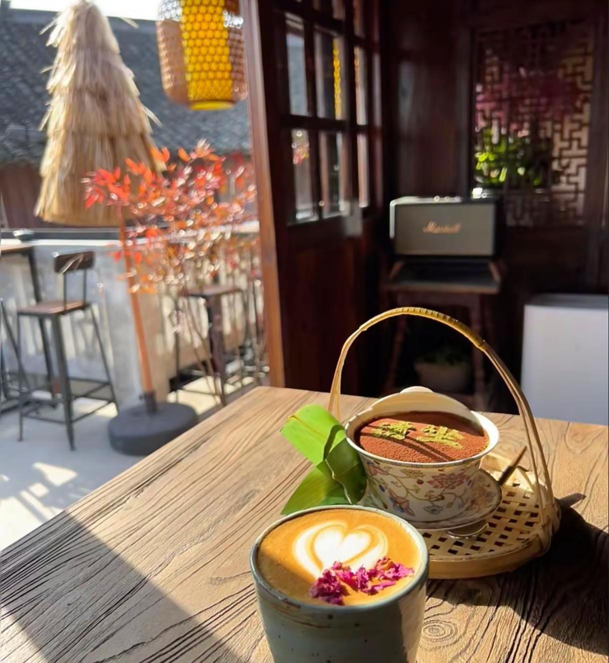 寻一方静室，冲上一杯咖啡，用馥郁的满室醇香祭奠那些逝去的灵魂。从此，携上一壶咖啡