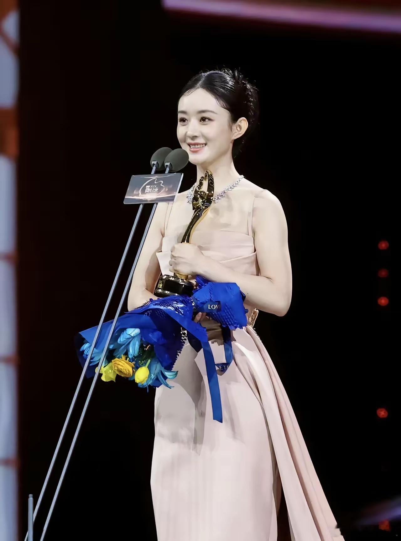 赵丽颖微博Queen，实至名归！！这一年微博给赵丽颖的黑热搜不少，2025年请对
