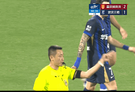 重庆铜梁龙登顶中超榜首，今天重庆铜梁龙赢得太不容易了，在比赛第60分钟就少打一人