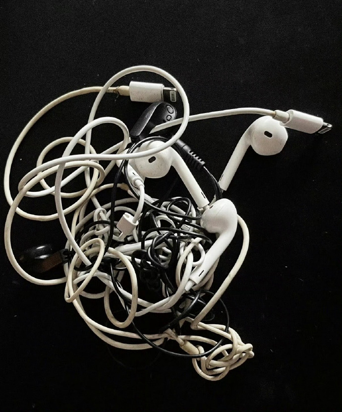 有线耳机穿搭火了还是挺喜欢用有线耳机的因为可以用一起听歌的理由，拉近彼此的距离但