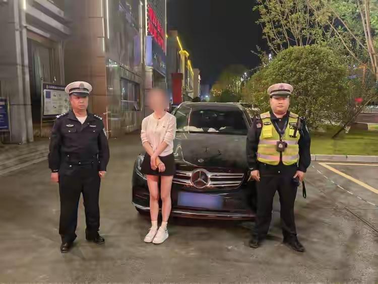醉驾超标还闯红！遂宁女子被抓全程嬉闹，索要美颜画面堪称荒唐
 （个人观点仅供参考