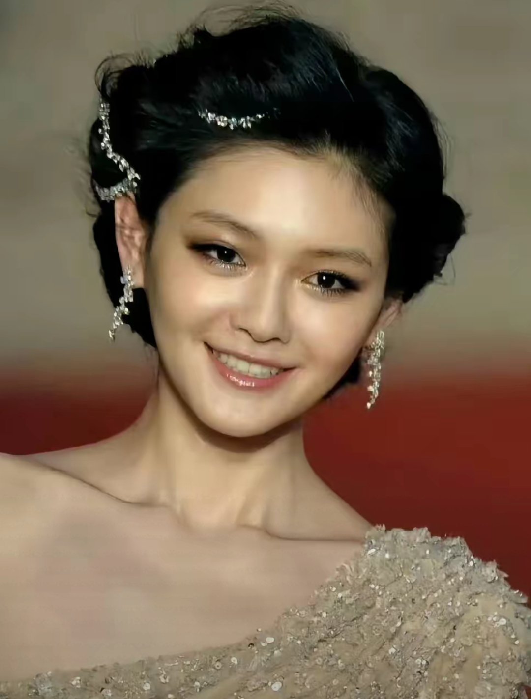 大S墓碑只有永远爱你俊俊首先墓碑上不写大S的名字，有英文、有韩文、就是没中文，其