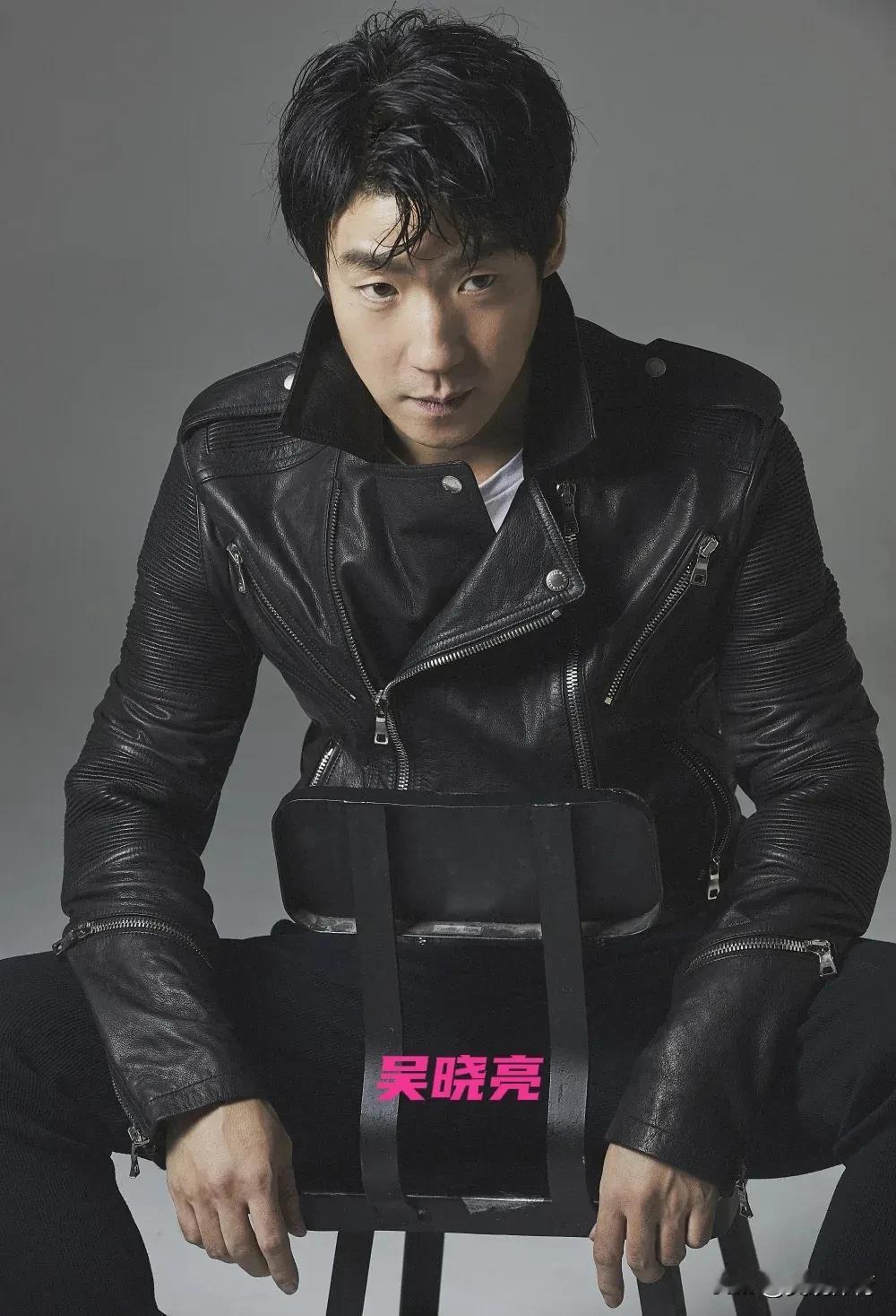 突然发现扫毒风暴里的这个“周少雄”（吴晓亮），与乒乓球运动员王楚钦撞脸了！
如果