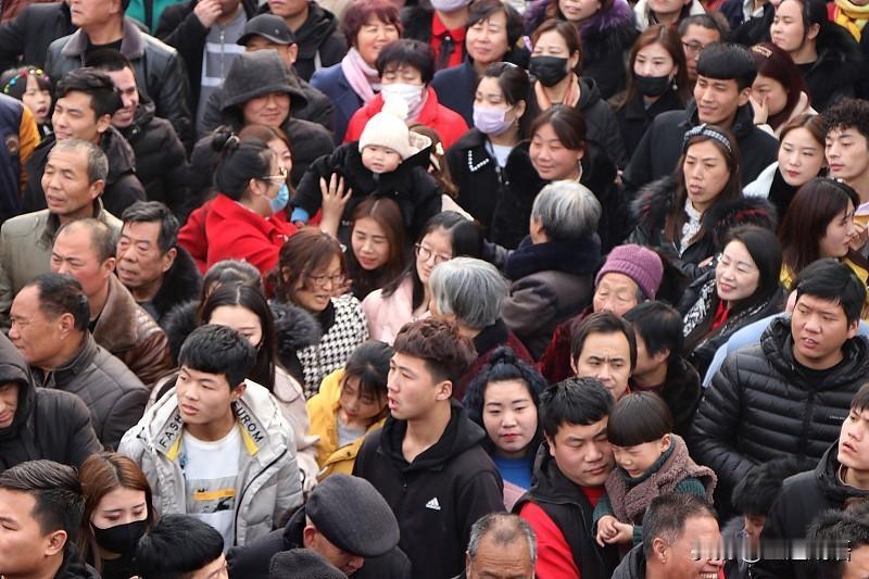 形容一群人聚在一起的成语有哪些?
       济济一堂、人山人海、群英荟萃、座